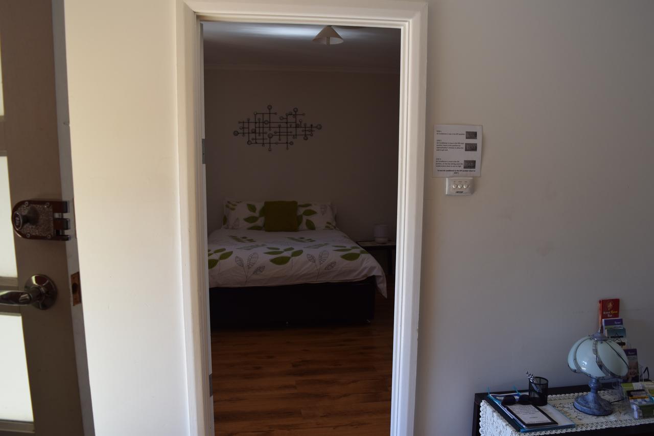 อัลลี คอตเทจ Guest House โบรเคนฮิลล์ ภายนอก รูปภาพ